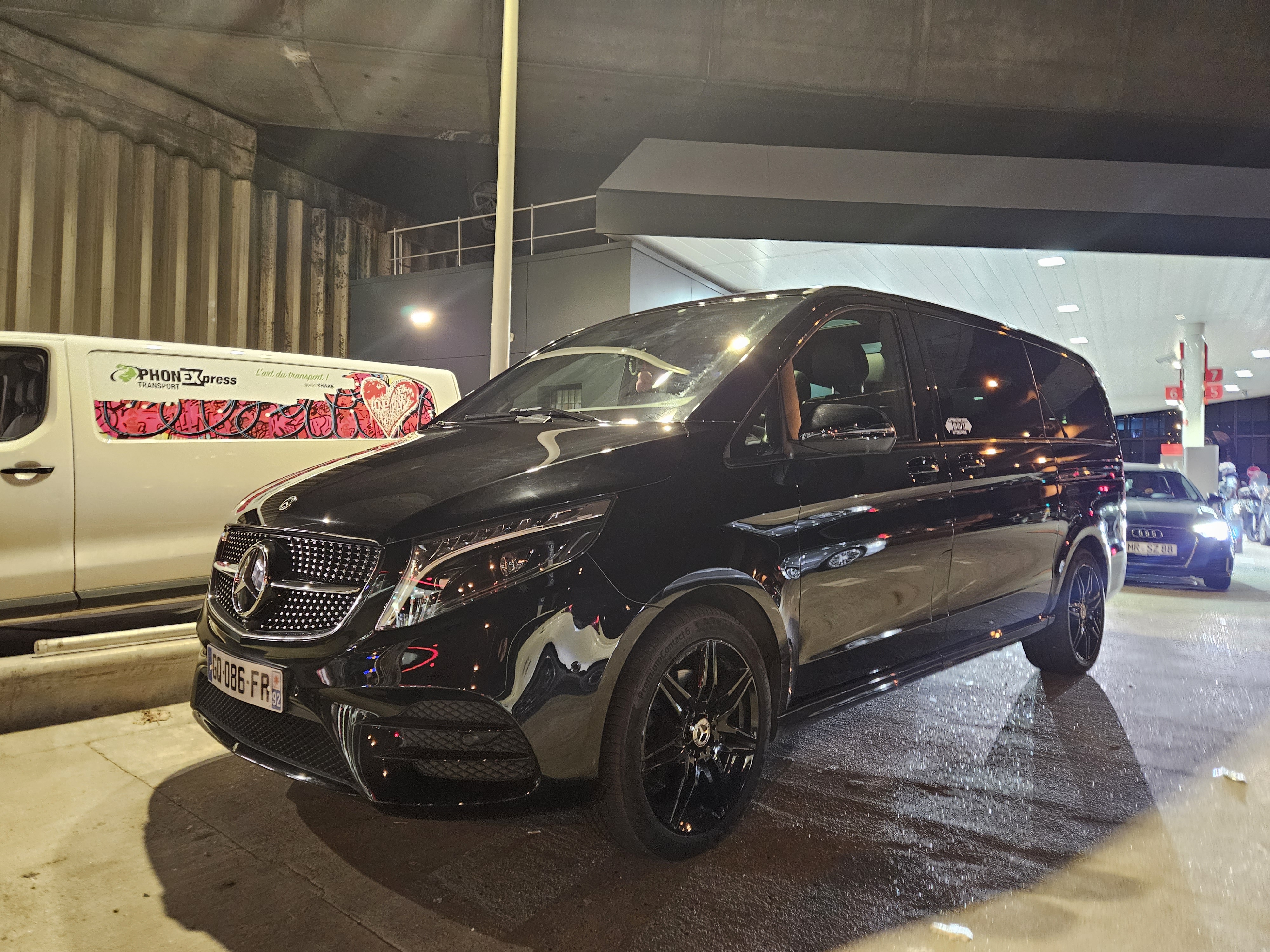 Mercedes-Benz V-Class front view — Vans Transport Company